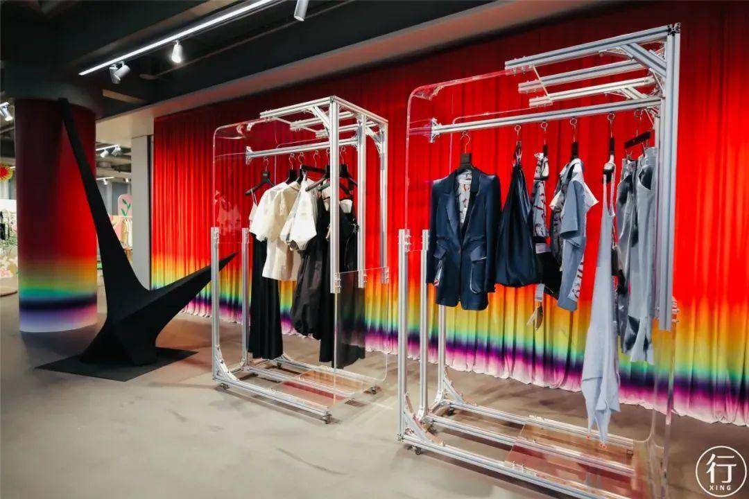 绿植,以及穿插在空间内的西斯特·盖茨8件艺术装置和100多个陈列道具