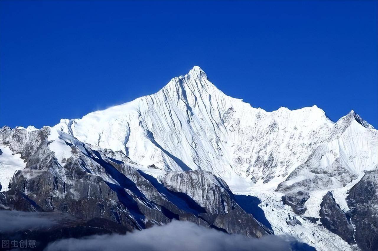 云南最著名的5大名山，海拔6740米横跨云南西藏，为云南第一高峰