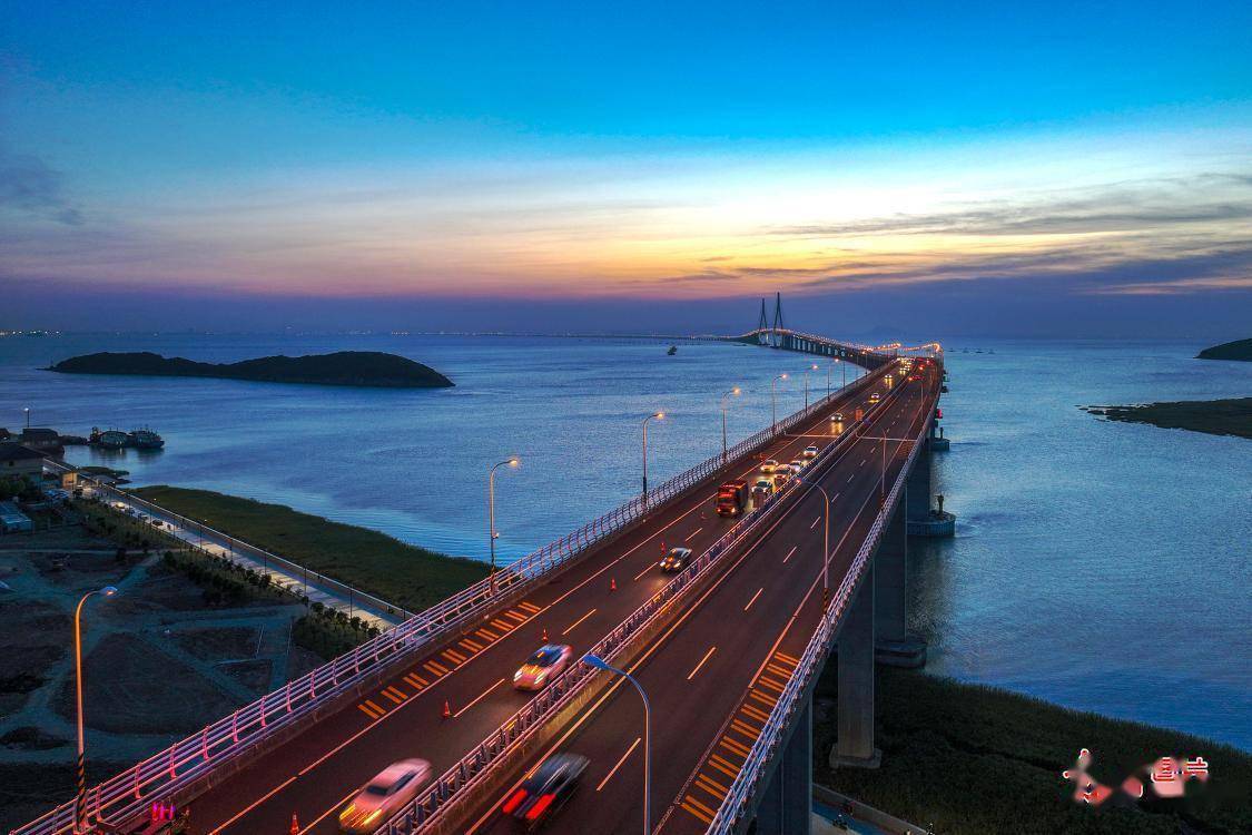 2022年8月19日,甬舟高速(g9211)金塘大桥段,车流滚滚驶向各自目的地.