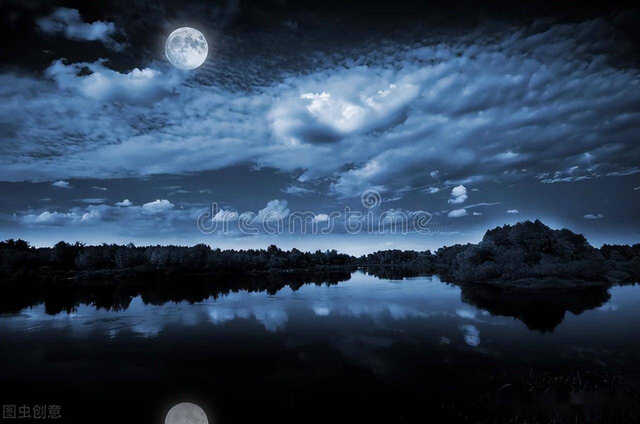 月亮仍努力地,一圆再圆即使盘子常常残缺,弯成细镰——这世间,只有