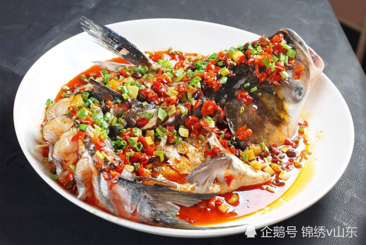 食材:白鲢或花鲢鱼头1个,剁椒4汤匙,蒸鱼豉油适量,生姜5片做法1,找一