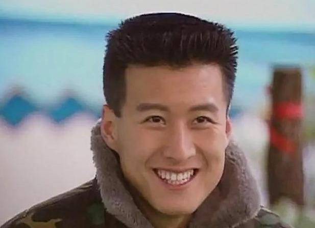 孙兴:3次不忠诚,火遍法制节目,年过5旬仍当众激吻陌生银发女郎_香港