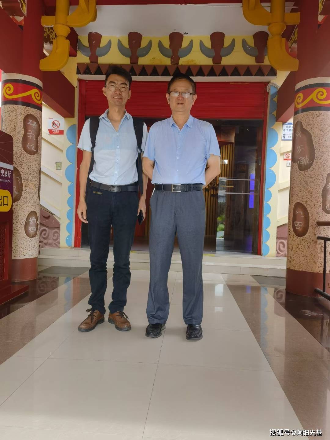 楚雄齐苏堂彝医馆创始人王敏教授陪同楚雄州博物馆一日游