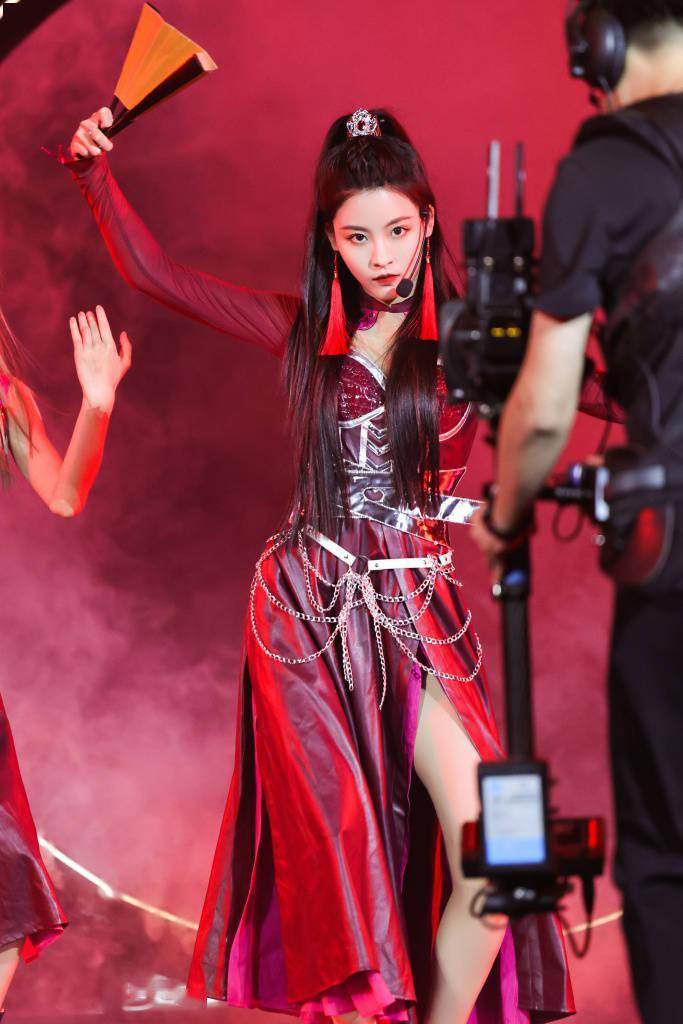 孙芮年度青春盛典《花戎》国风舞台花絮 热力起舞展飒爽英姿