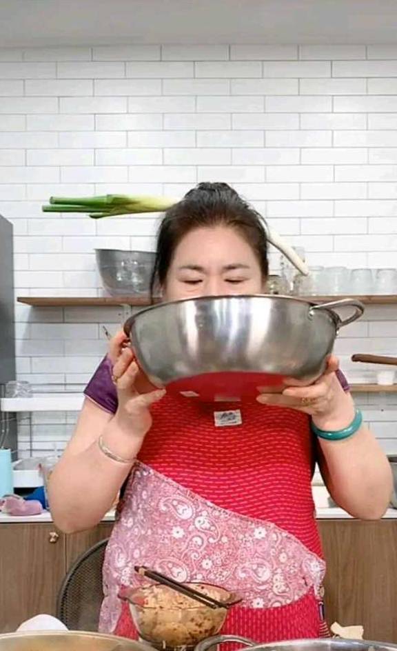 为了流量破坏东北的形象,用葱插在头发上_筷子_生菜_大葱