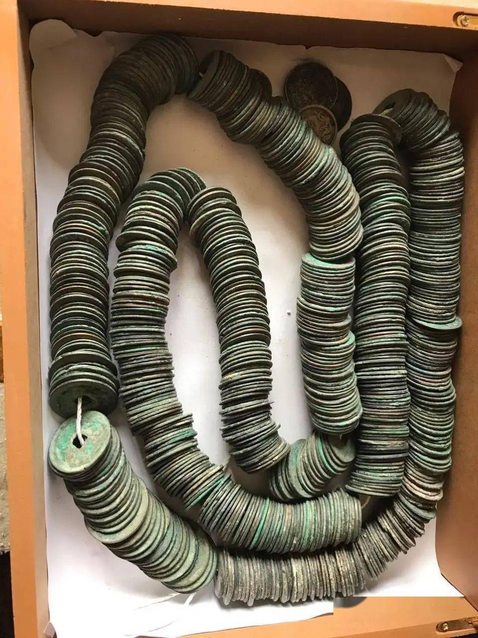 在赚到1000枚铜钱的时候,将铜钱用麻绳穿起来,吊在墙壁上,称为一吊钱