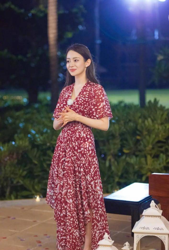 吉娜的服饰搭配很适合与她年龄相仿的90后女孩,大家一定要多借鉴!