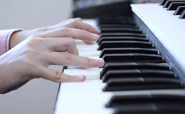 方法:当我们弹奏和弦与八度音时,如果不把双