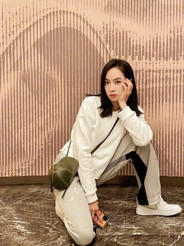 宋茜出席活动,一身"黑天鹅"芭蕾裙优雅大气,翡翠饰品太亮眼