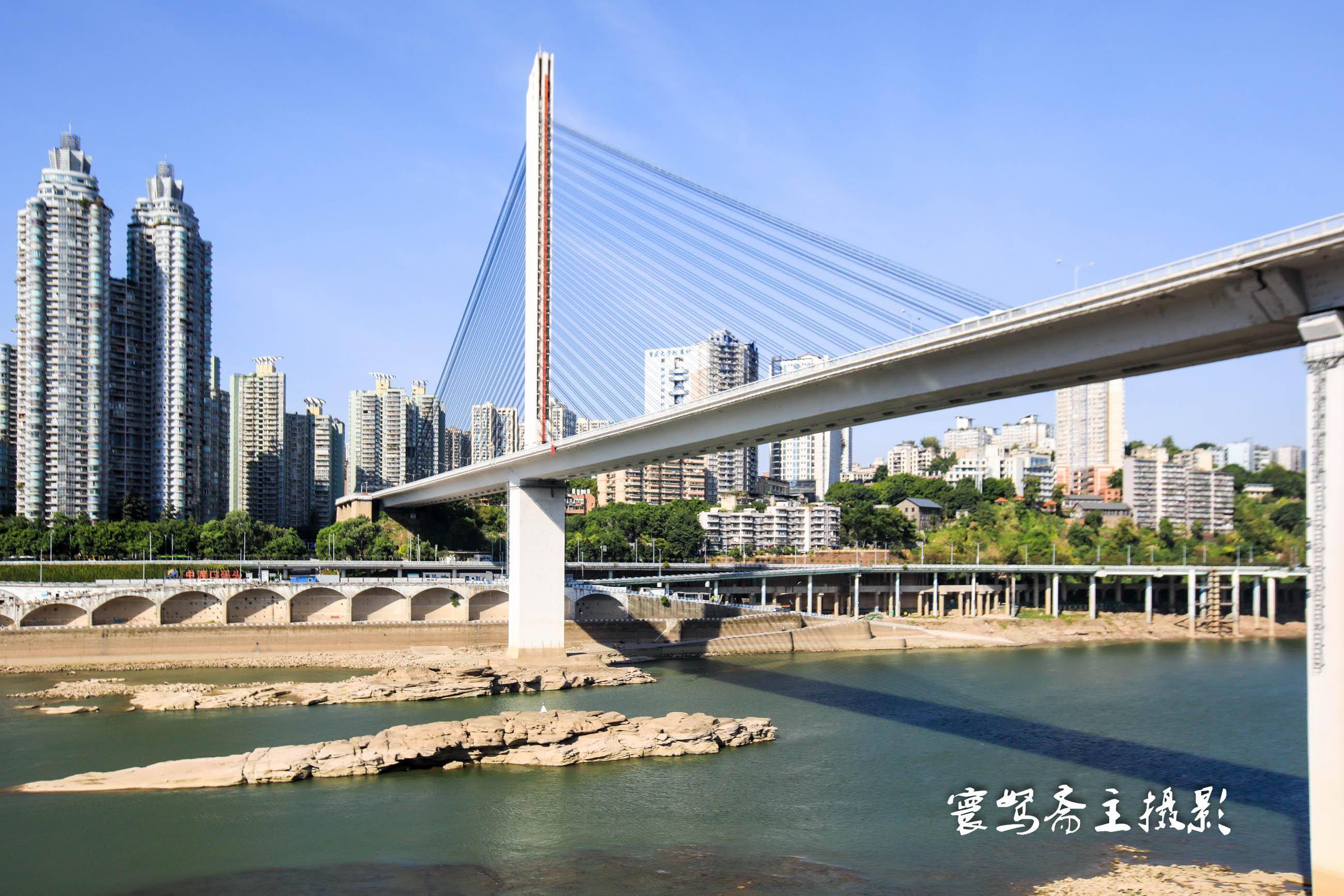 重庆江北嘴,嘉陵江被晒干了,在河滩上看洪崖洞也越来越近_石门大桥