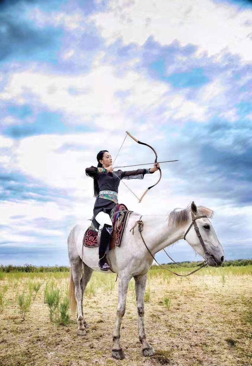 佟丽娅草原骑马,穿民族服装拉弓射箭英姿飒爽,尽显女中豪杰风采_时尚