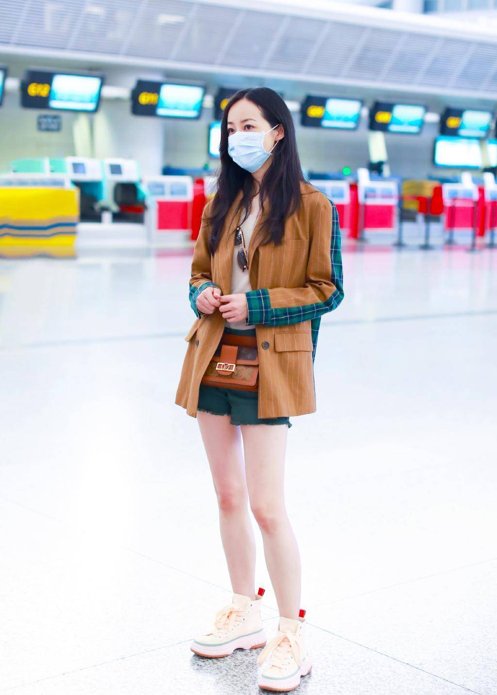 韩雪走路都带风,穿军绿色收腰连体裤配网眼凉鞋,气场全开似大佬_显得