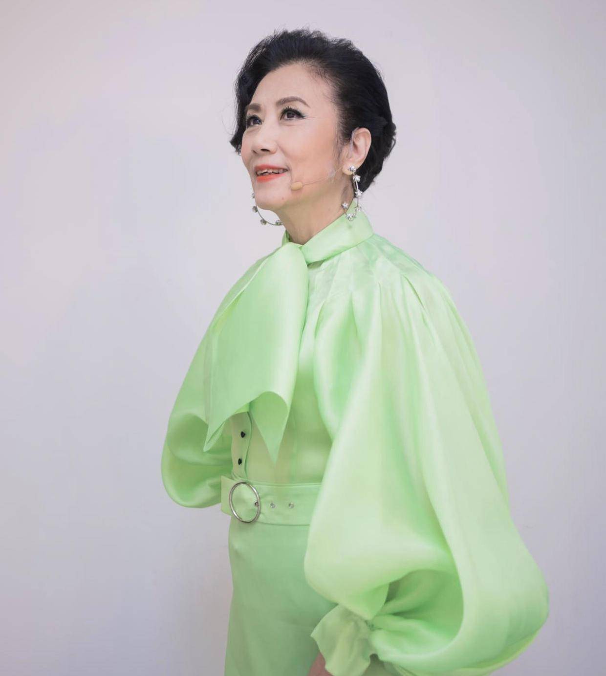 汪明荃越老越敢穿,穿浅绿色连衣裙大秀凹凸身材,霸气十足_融合_设计