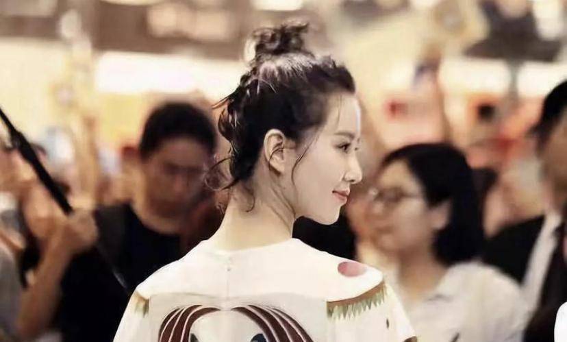长得貌美如花,后脑勺却像被刀削过,这6位女星的短板整都没法整_头发