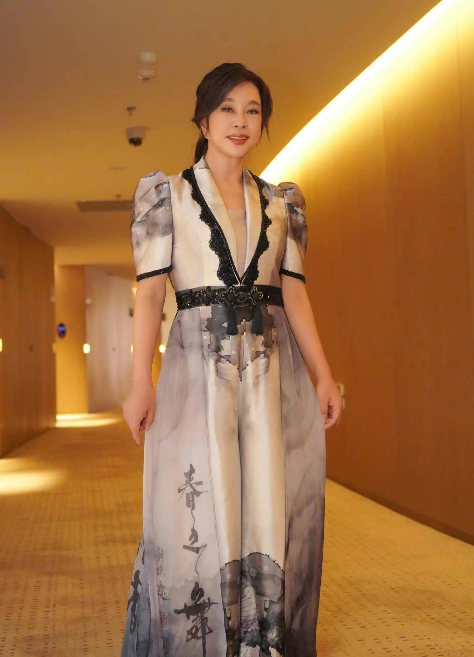 刘晓庆低调走红毯,水墨国风长裙优雅端庄,不愧是"武则天"_衬衫_裙子