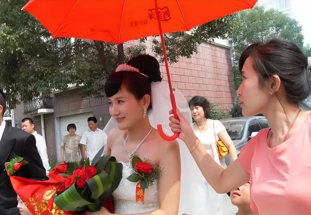 55岁演员侯勇:一婚校园恋爱,二婚因戏生情,三婚娶90后美女_沈蓉_事业