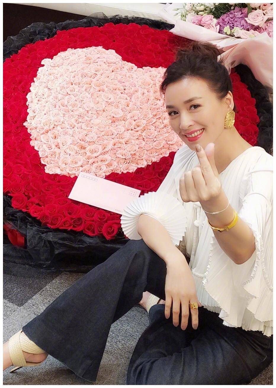 49岁张庭真抗老,丸子头 婴儿肌减龄似少女,宫廷风造型好高级_张静