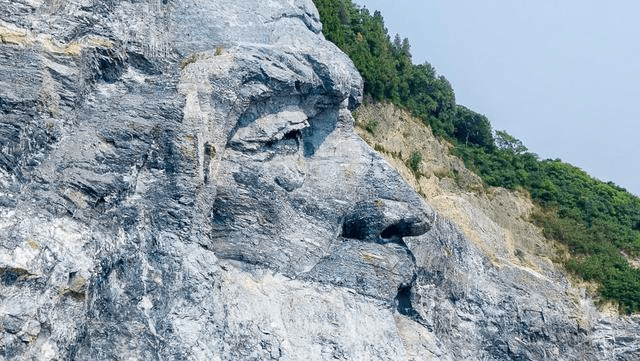 湖北花2.5亿，建国内最大山体雕像，一个鼻孔可站10人