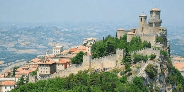 被意大利四面包围的圣马力诺，如何能屹立千年延续至今？