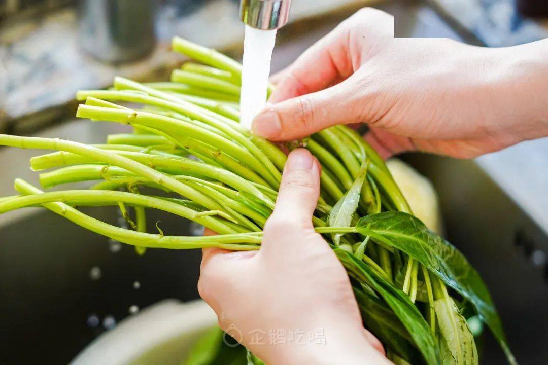 可用1%浓度的小苏打水或1%的淡盐水,浸泡5-10分钟后冲洗;用淘米水洗菜