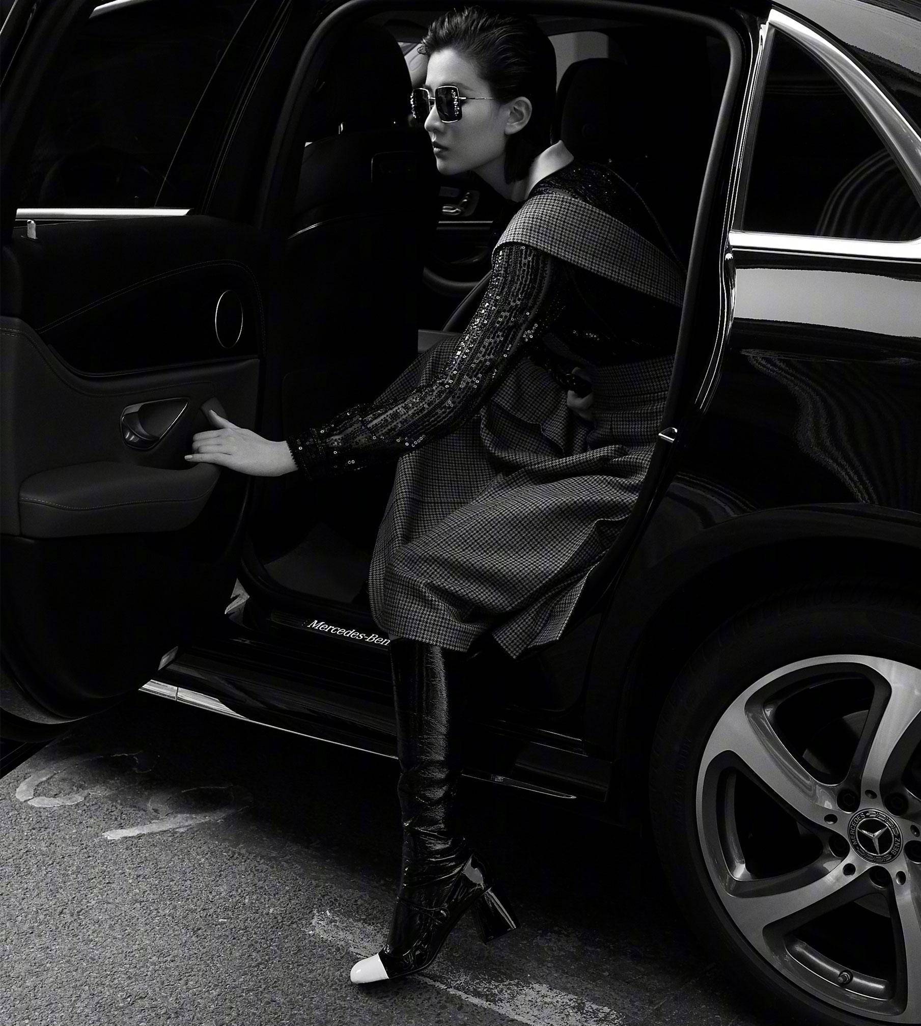 乔欣是要演女强人?穿背带裙戴方形墨镜,坐"豪车"上霸气十足