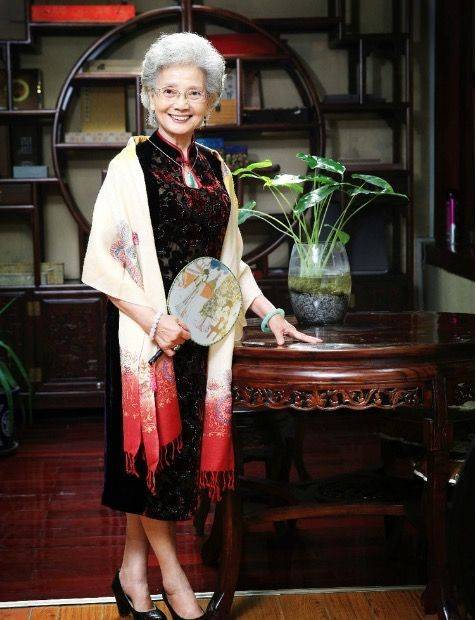 要根据服装的风格而定,如果没有利用好的话,就很容易搭配的老气又没品