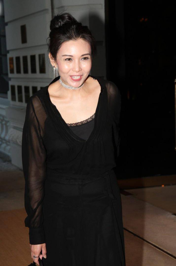 "天然脸"邱淑贞也老了!身穿黑色连衣裙显龄,但气质依旧高级_时尚_裙子