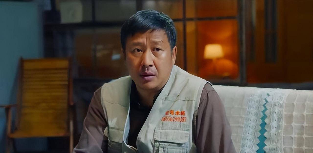 他之所以选择李冰的典当行作为抢劫的对象,完全是天意.
