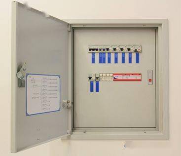 配线不规范,柜体开孔无护套,未封堵,不能满足要求