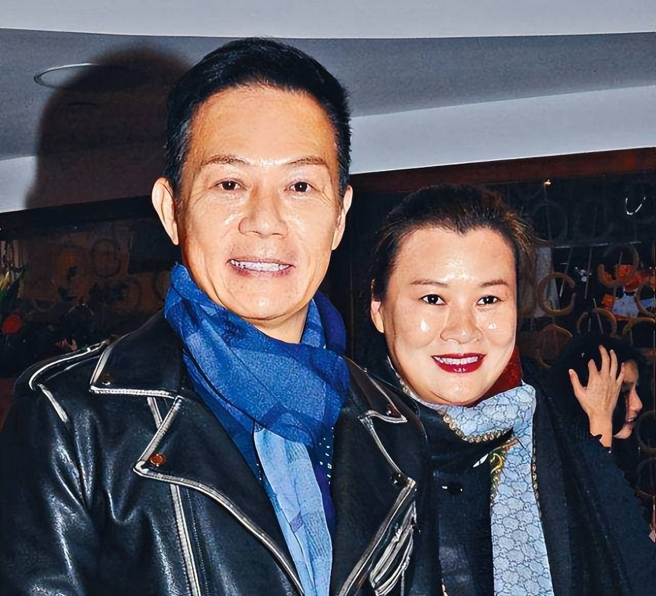 戏外的张兆辉是个好丈夫,好爸爸,与圈外妻子结婚多年仍甜蜜如初恋,他