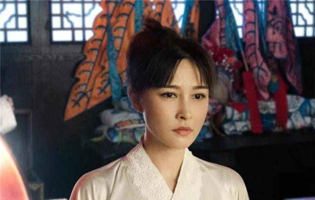 有的可以务实地去多赚钱,也有的结婚生子家庭美满,而厉娜似乎只是被动