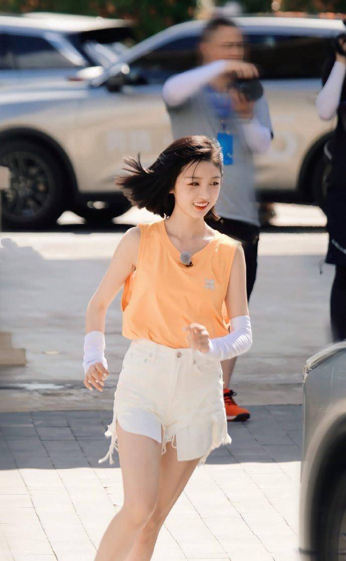 吴宣仪才是被老天善待的女孩,穿短裤录《跑男》女团腿惊艳,羡慕_白色