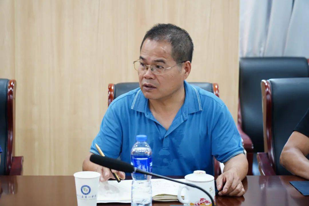 座谈会上,祁门一中校长张进球总结指出,新进教师的发言都很精彩,体现