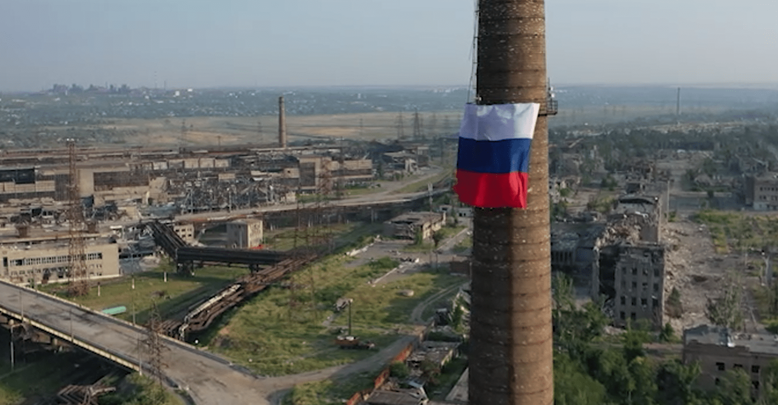 俄媒：亚速钢铁厂上空展开巨型俄罗斯国旗