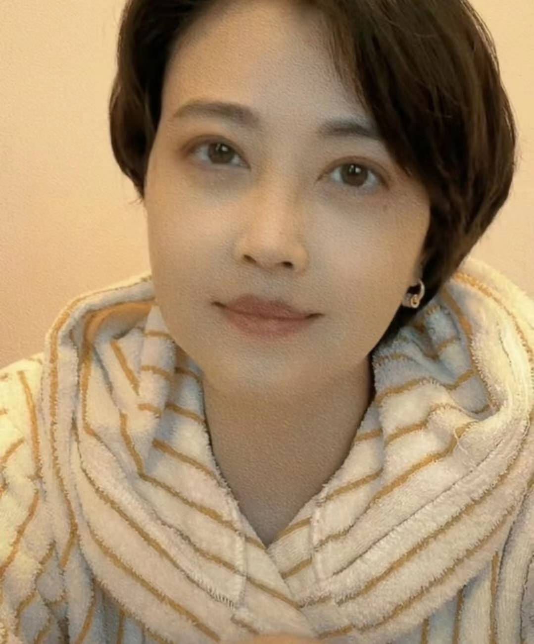 55岁周海媚近照以素颜示人,曾突然晒性感被指像大妈_网友_造型_状态