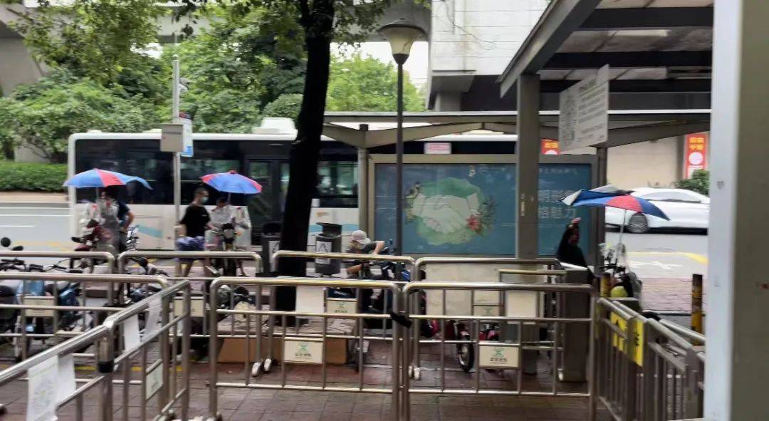 深圳“摩的”围堵地铁口乱象调查（一）：扎堆揽客存安全隐患