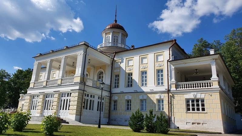 他们来到的莫斯科中山大学遗址瞻仰缅怀,这就是由苏联出资创办的中国