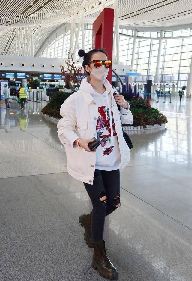 李玟的状态非常的年轻,不看身高的话,戴着口罩和墨镜的李玟coco和