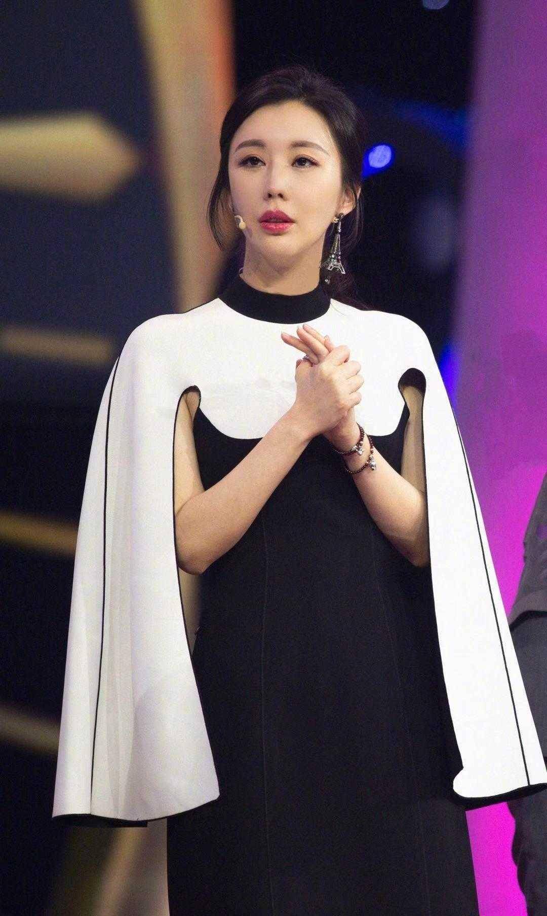 田朴珺"贵族"气质惊艳,穿抹身材连衣裙配小脚裤走红毯,高级时髦_的