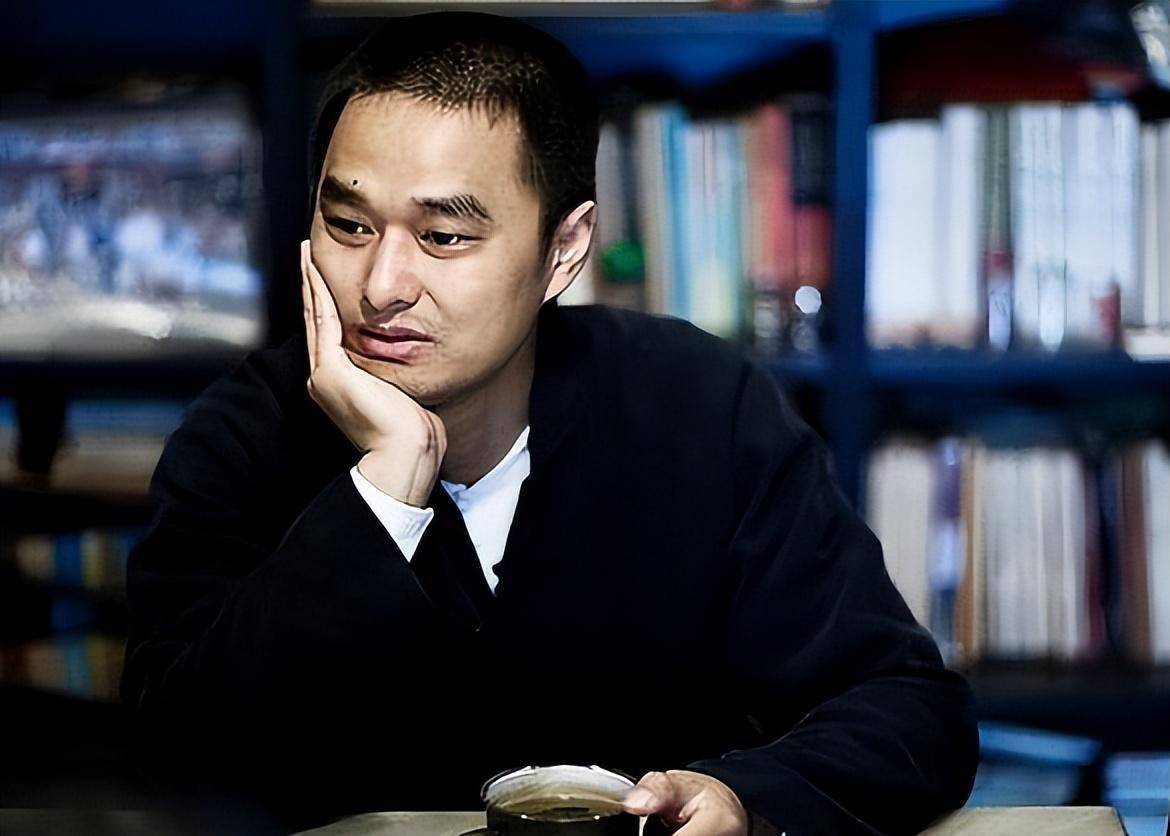 "从没考过第二."这是他的原话.冯唐父母都是北京的高级技术工人.