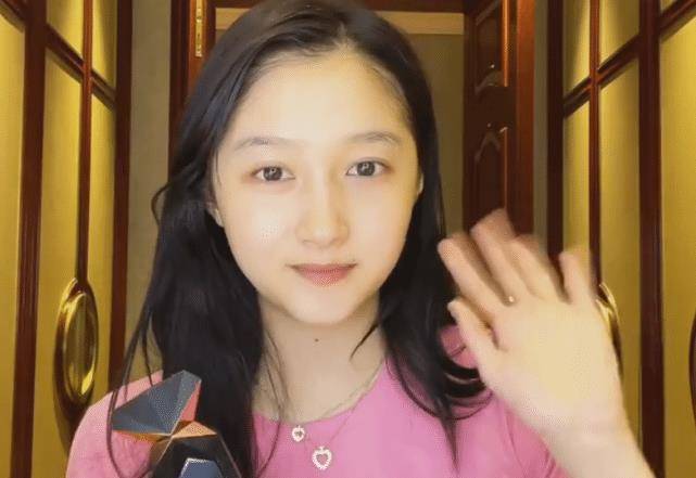 关晓彤晒素颜照,脸部浮肿幸福肥明显,做拿手菜探班男友鹿晗好甜_网友