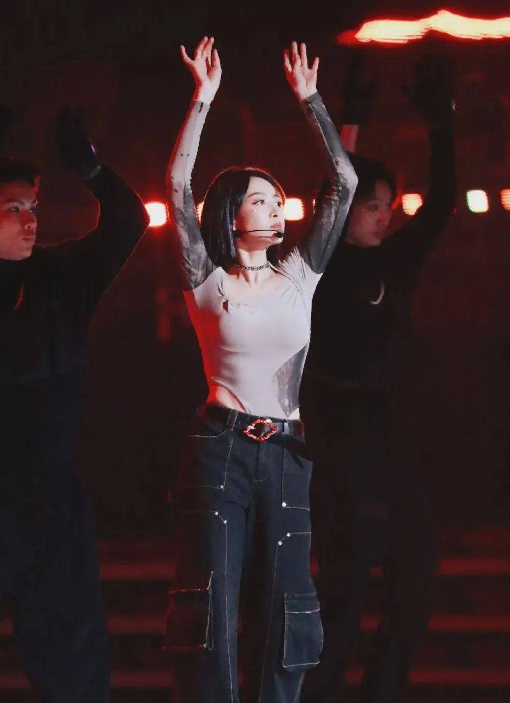 宋茜又唱又跳《屋顶着火》,优美又飒爽的舞蹈,点燃了全场的热情_表演