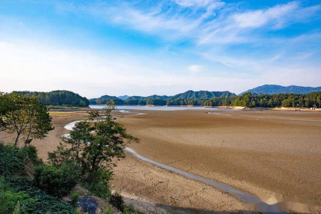 抗旱保灌溉,汉中红寺湖大面积水域已见底_湖面_乐山大佛_景区