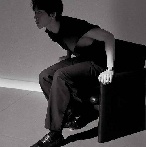 井柏然变霸道总裁,大背头二郎腿倒三角身材抢眼,大长腿不输超模_李佳