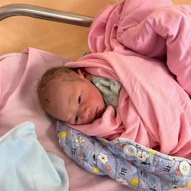 恭喜！香港知名男星黄长发妻子产下混血男婴,宝宝蓝眼睛黄头发颜值高