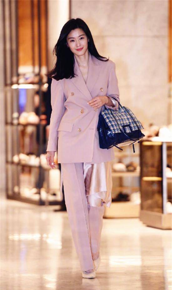 伊能静颜值逆生长 穿粉色西装抹红唇 52的年龄25岁的心态_风格_色彩