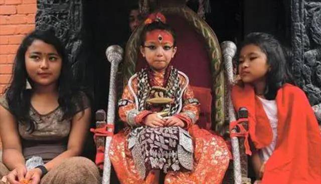 尼泊尔“活女神”：3岁供人朝拜，一旦流血就被废，一生不能嫁人