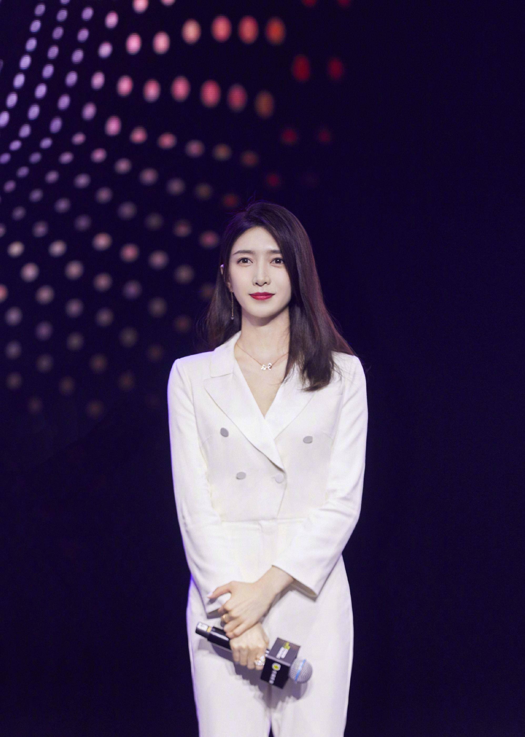 江疏影自信女性式穿搭,墨绿西装套装内搭白色时尚衫,气质绝了_王漫妮
