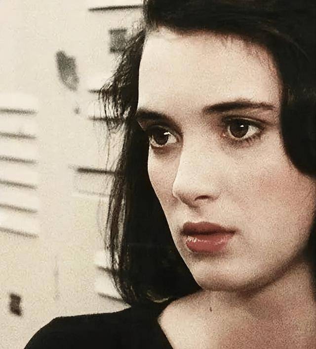 薇诺娜瑞德:17岁爆红,美貌惊人,是德普挚爱,却沦落到当街盗窃_办法