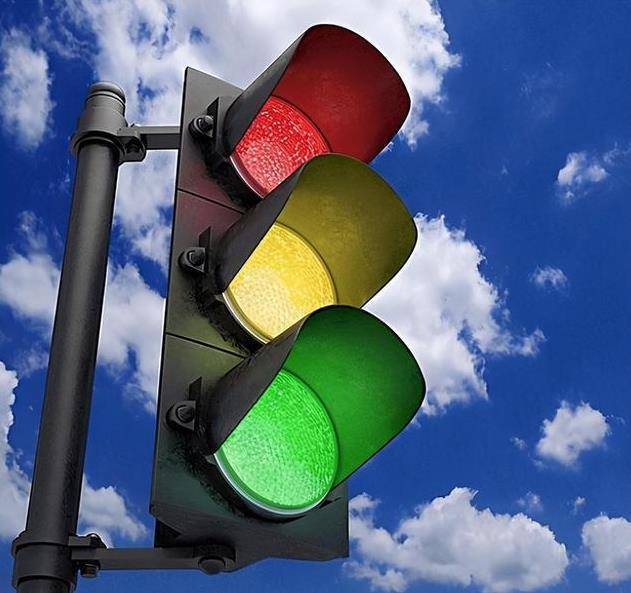 黄灯红绿灯的正是说法是"交通信号灯",不只有红绿两种颜色,还有黄色